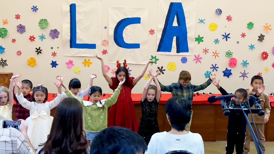 A group of children in a classroom

AI-generated content may be incorrect.