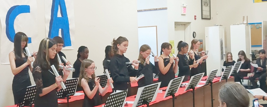 A group of people in a room

AI-generated content may be incorrect.