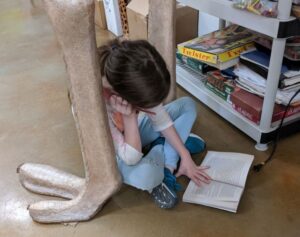 morgan_reading_under_ostrich
